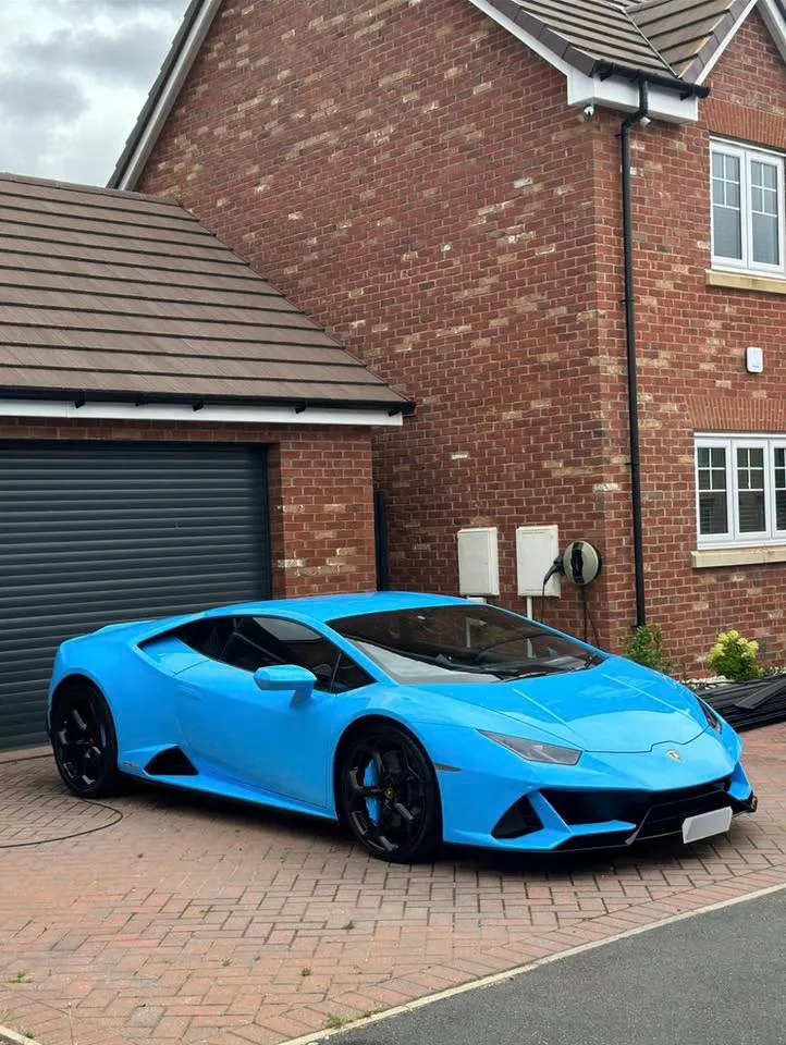 Blue Lamborghini Huracan after an Empire detail